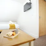 Gloucester Rd By N And N Stays, Recently Refurbed 6 Bed Ensuite House By N And N Ltd, Perfect For Contractors And Corporate Stays, Close To Ytl Arena Site, Pvt Parking For Vans And And Work Vehicles, Wifi